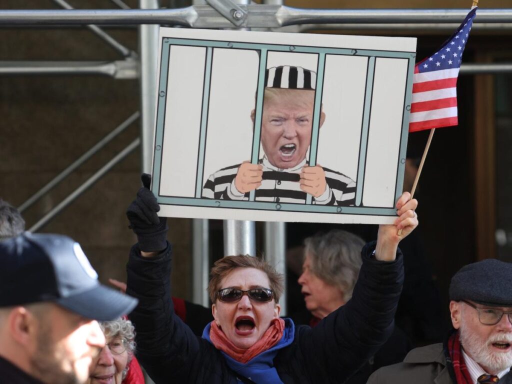 Дональд Трамп судится с актрисой порно